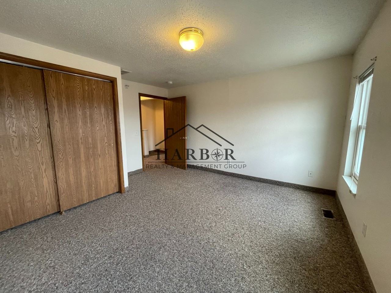 146 S Broadway St - Photo 3 of 12