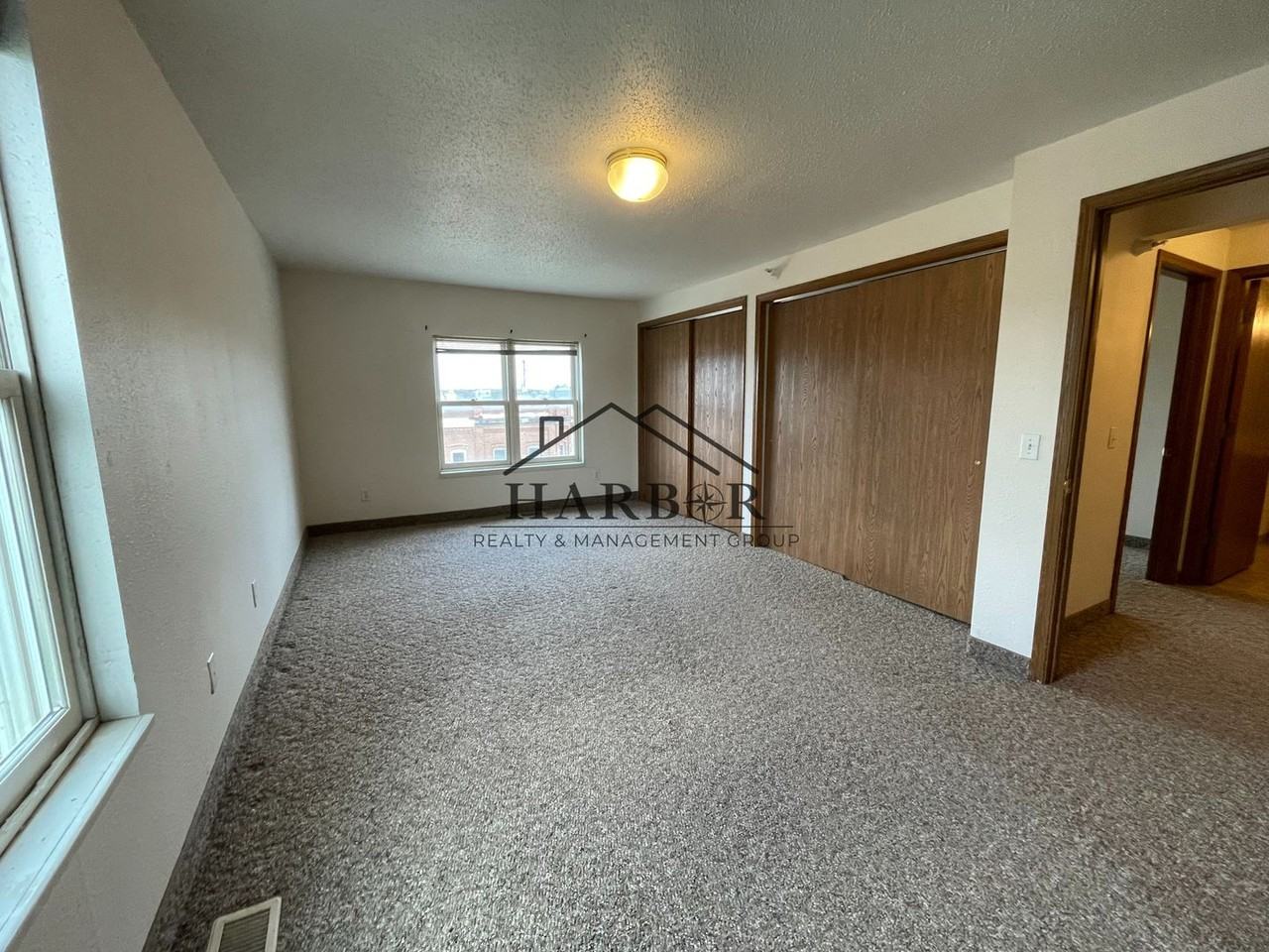 146 S Broadway St - Photo 4 of 12