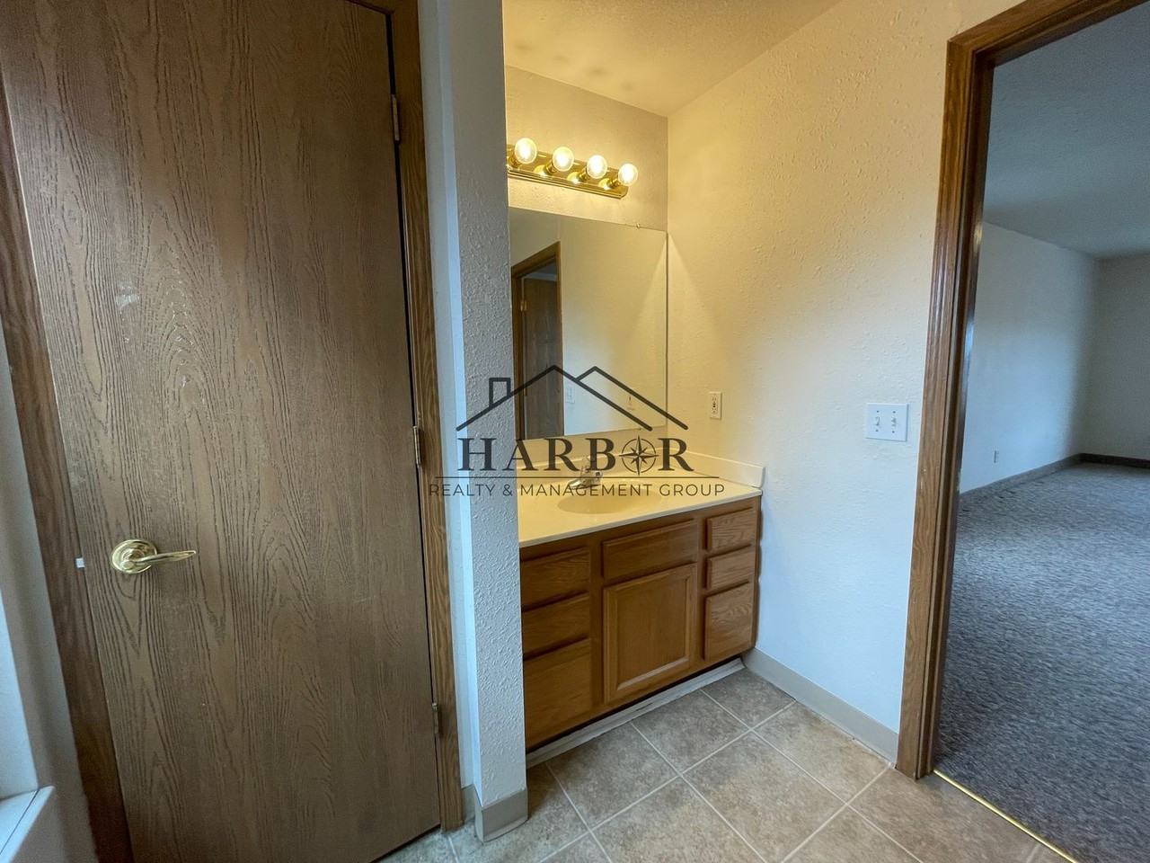 146 S Broadway St - Photo 6 of 12