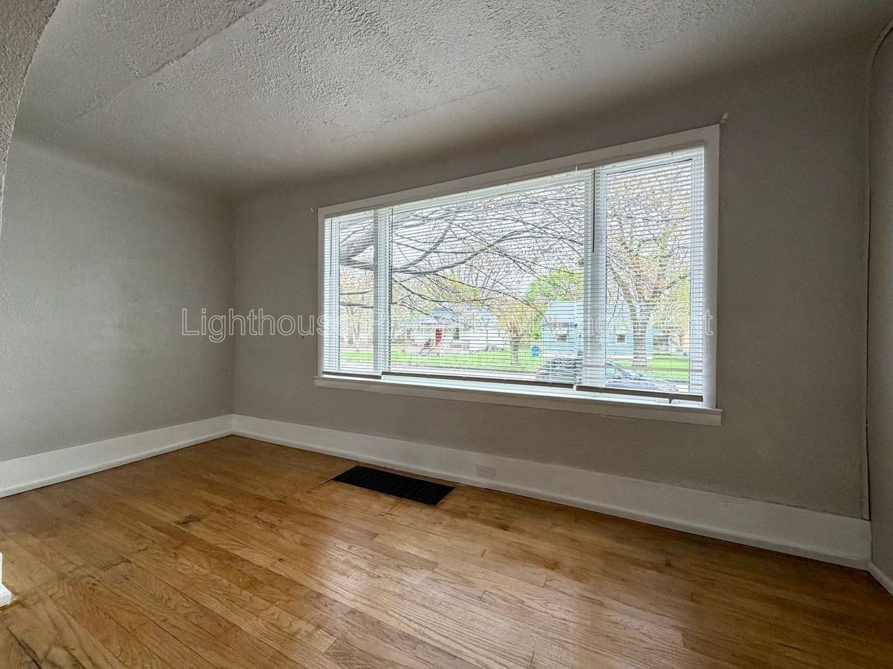 2145 8th St - Photo 5 of 19