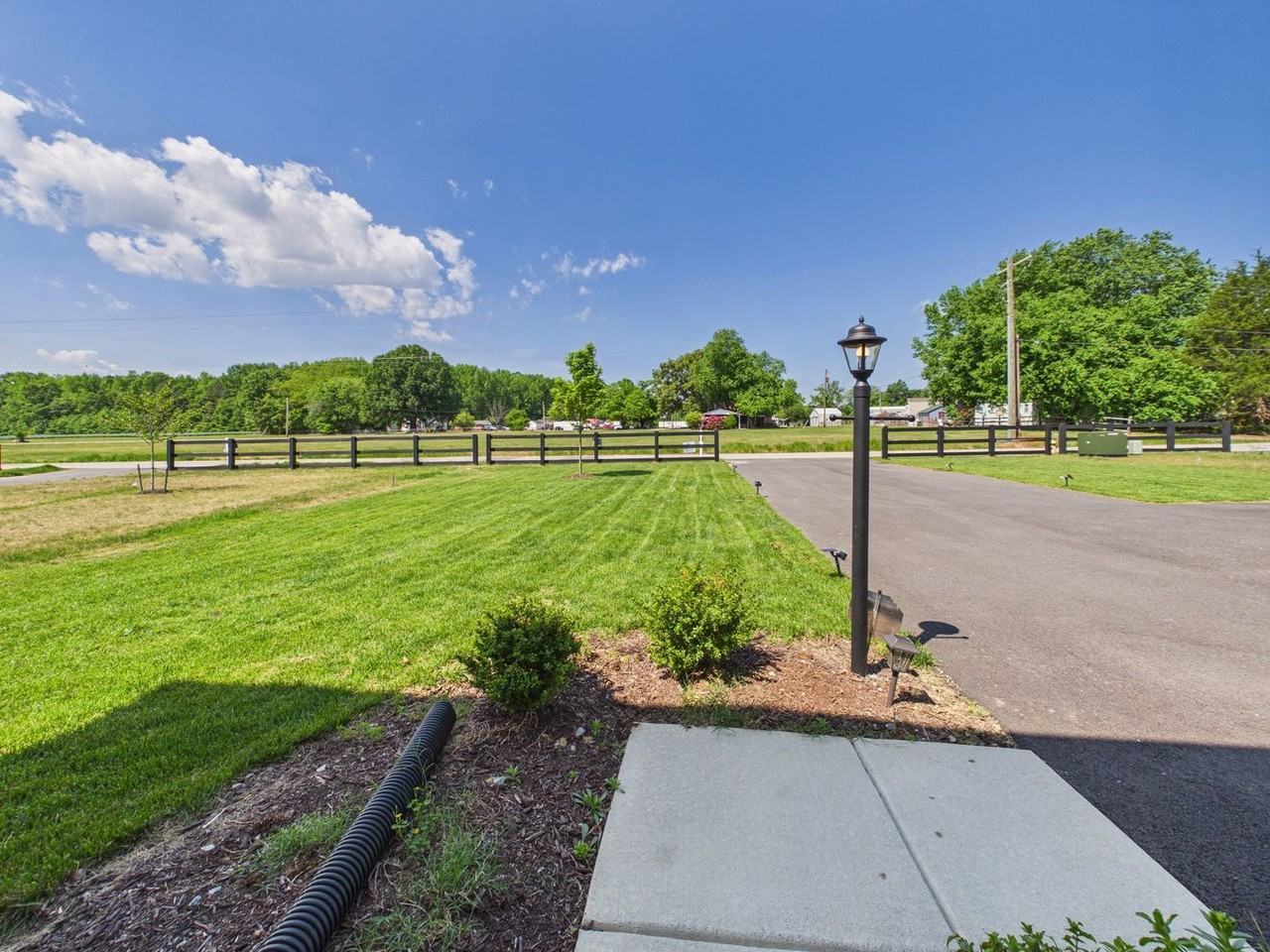 2945 Travis Ln - Photo 4 of 32