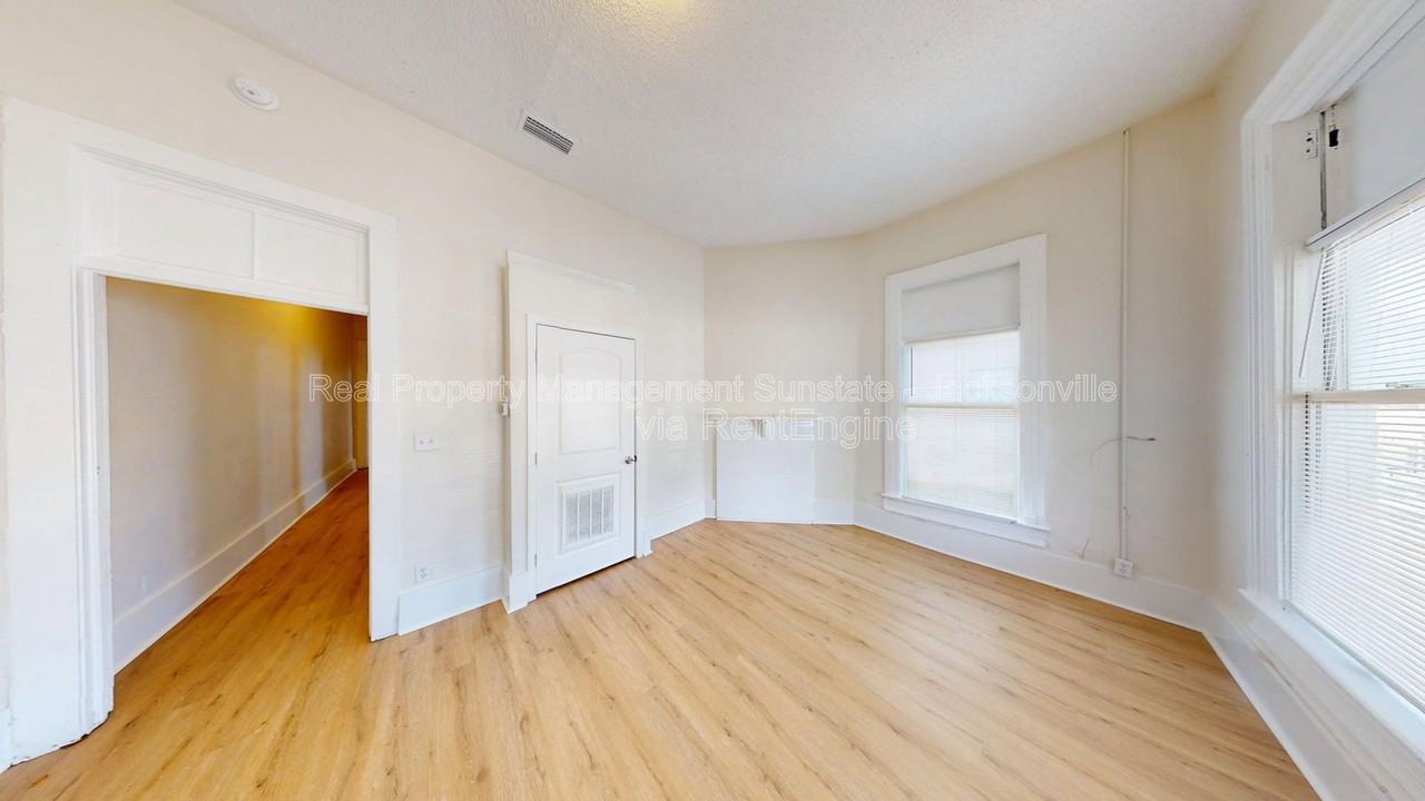 2324 Moncrief Rd - Photo 3 of 15