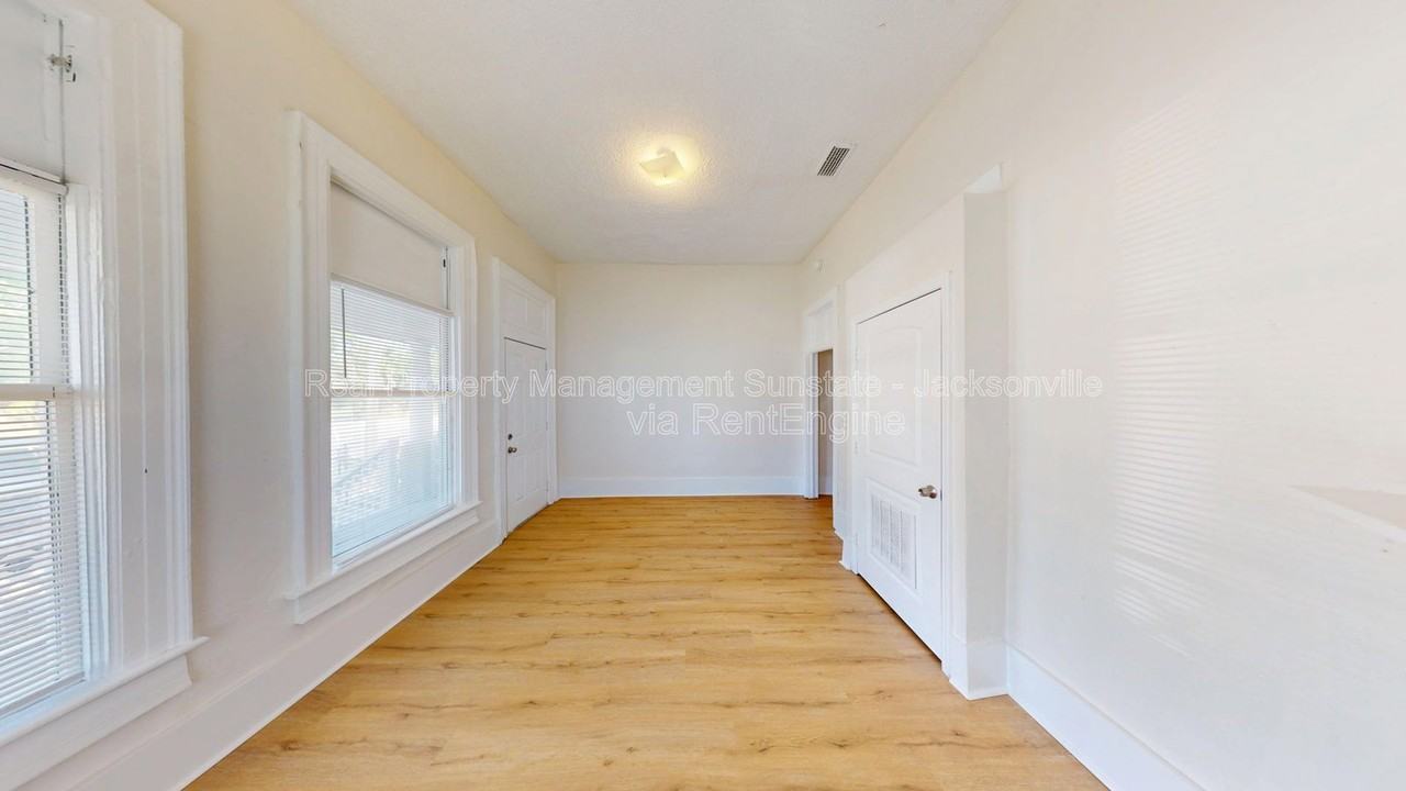 2324 Moncrief Rd - Photo 4 of 15