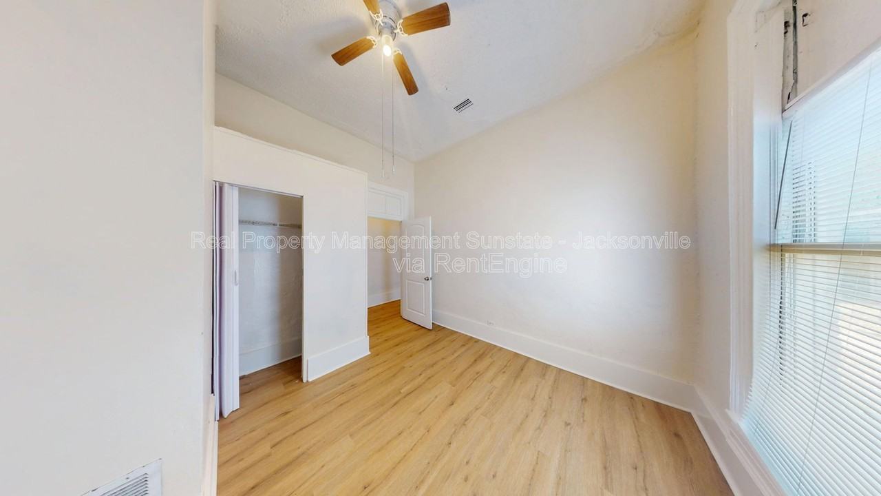 2324 Moncrief Rd - Photo 7 of 15