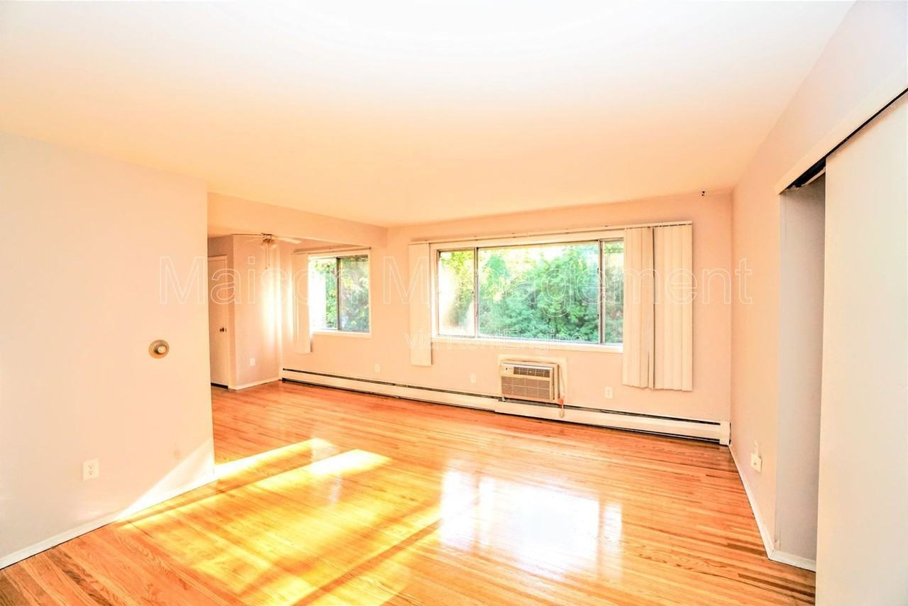 146 Woodhill Dr #6 - Photo 3 of 9