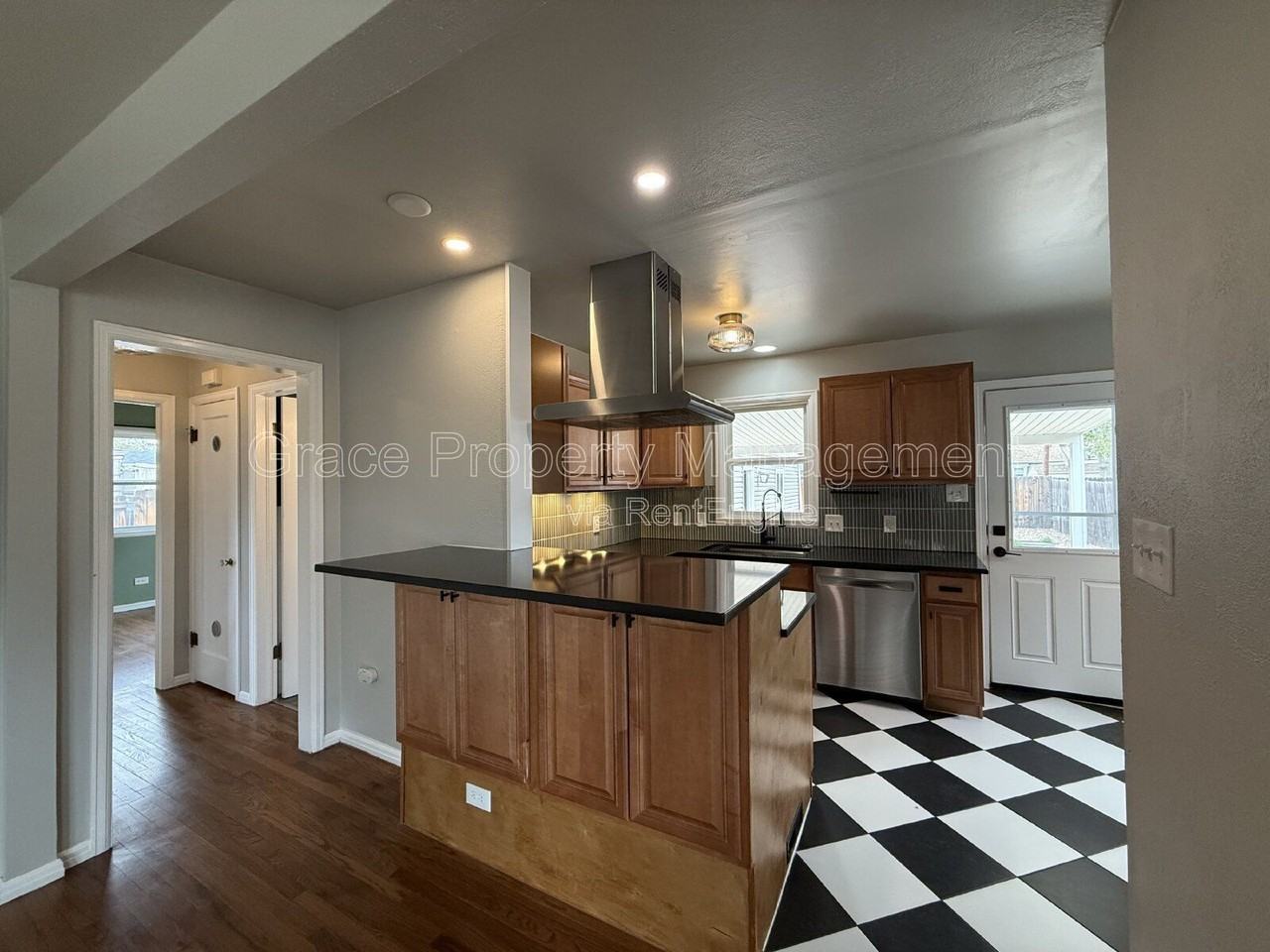 4648 S Lincoln St - Photo 4 of 21