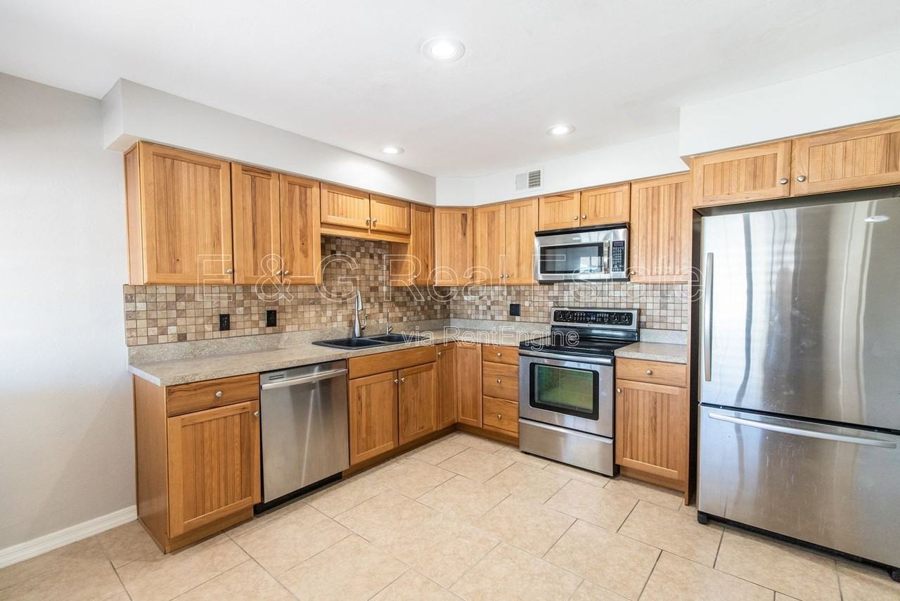 8050 E Clarendon Ave - Photo 6 of 18