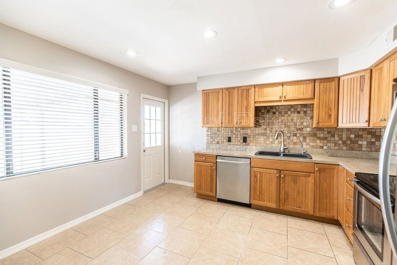 8050 E Clarendon Ave - Photo 7 of 18