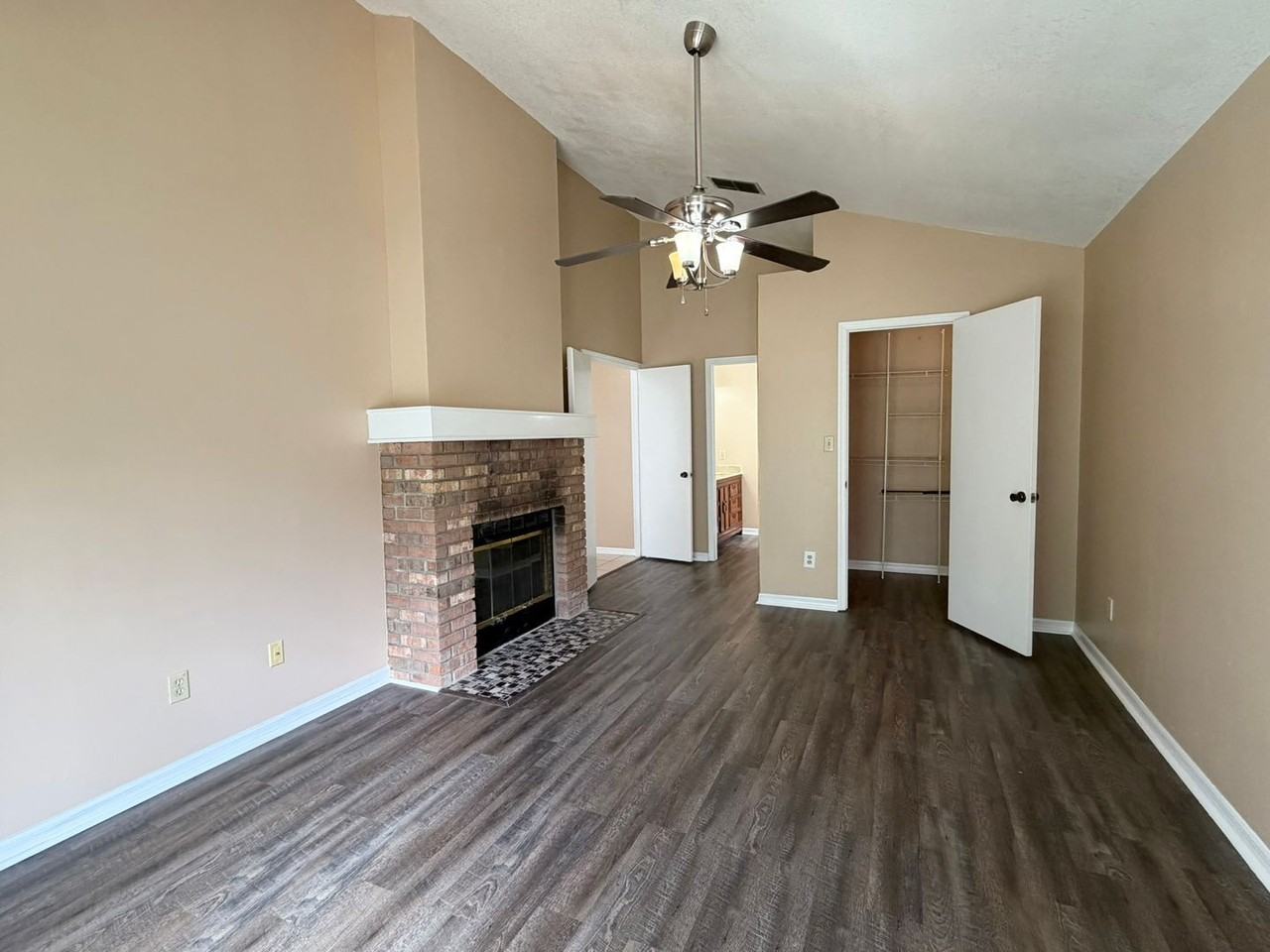 625 Remington Oak Dr - Photo 4 of 23