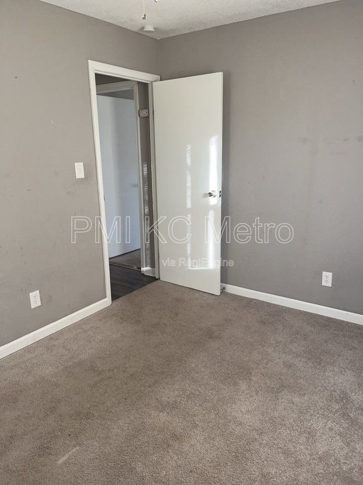 8304 E 110th Ter - Photo 5 of 19