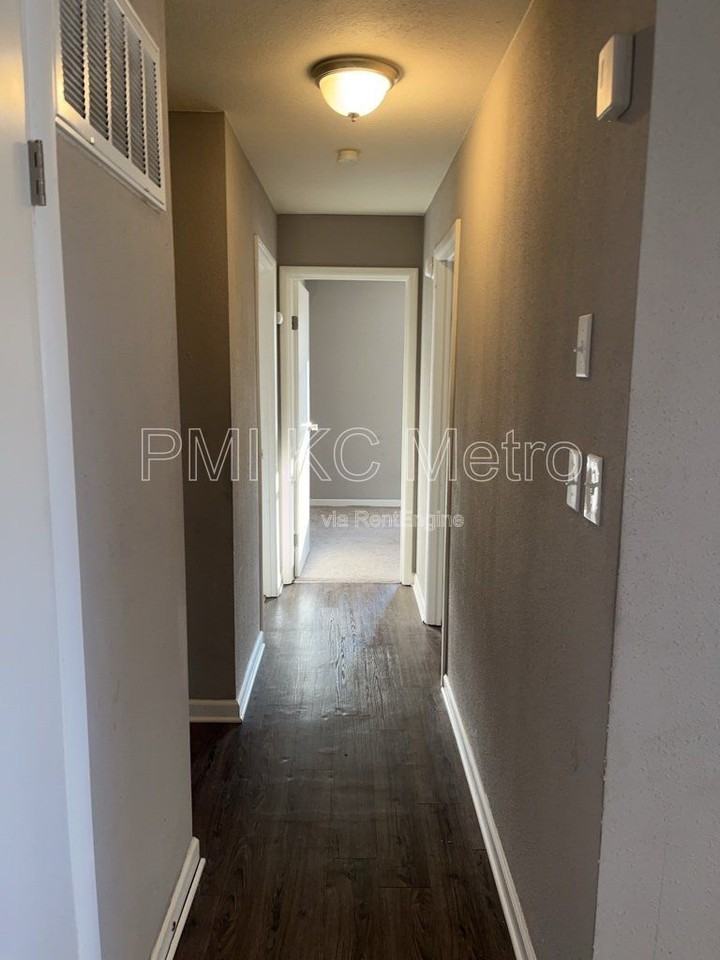 8304 E 110th Ter - Photo 4 of 23