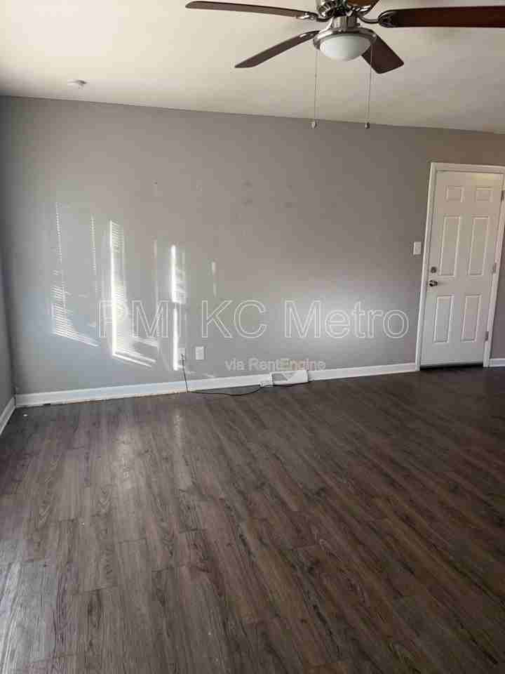 8304 E 110th Ter - Photo 5 of 23