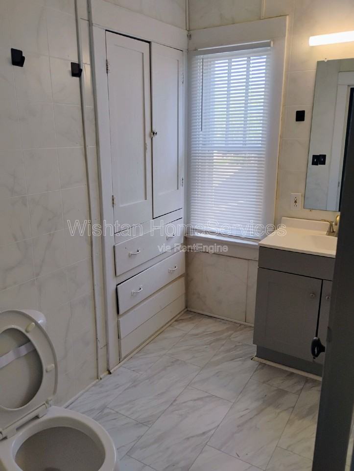 159 W Locust St - Photo 3 of 31