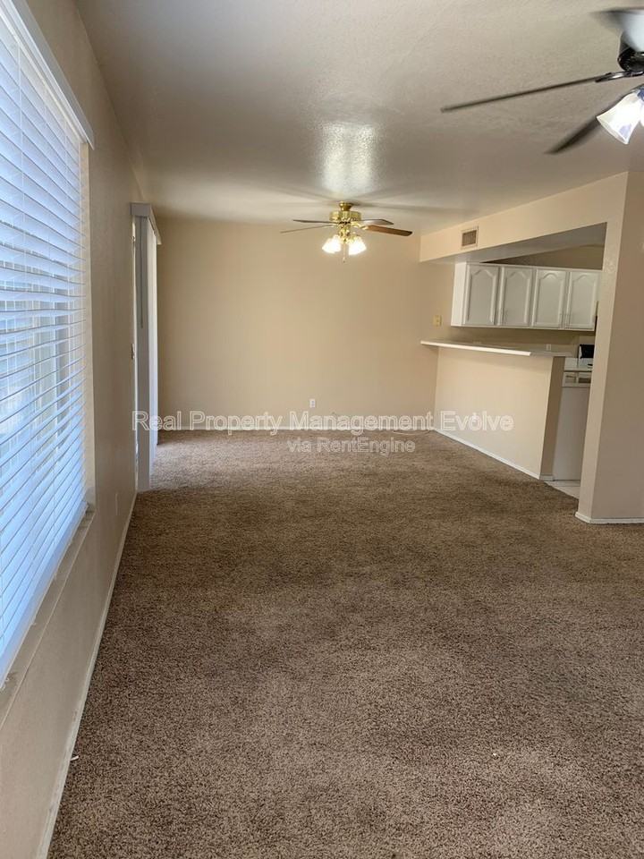 7418 W Eva St - Photo 4 of 22