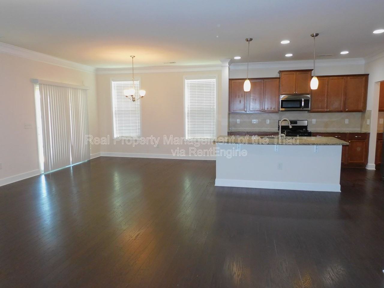 1427 Sawyer Ave - Photo 2 of 32