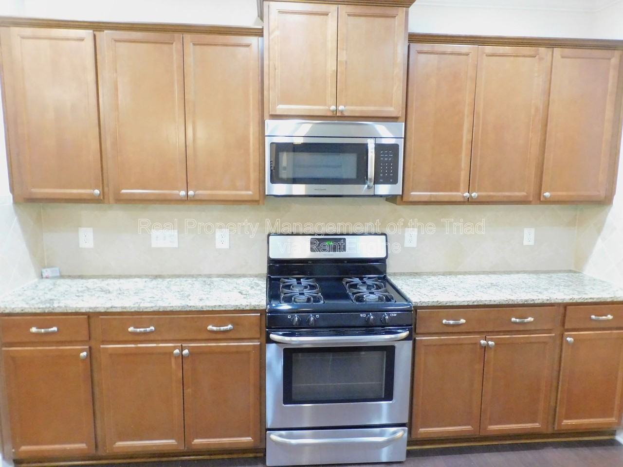 1427 Sawyer Ave - Photo 3 of 32