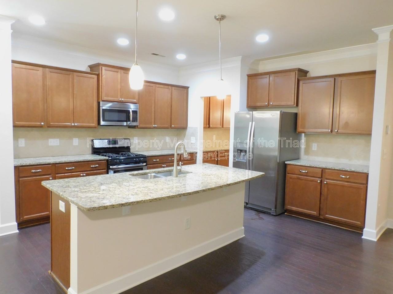 1427 Sawyer Ave - Photo 4 of 32