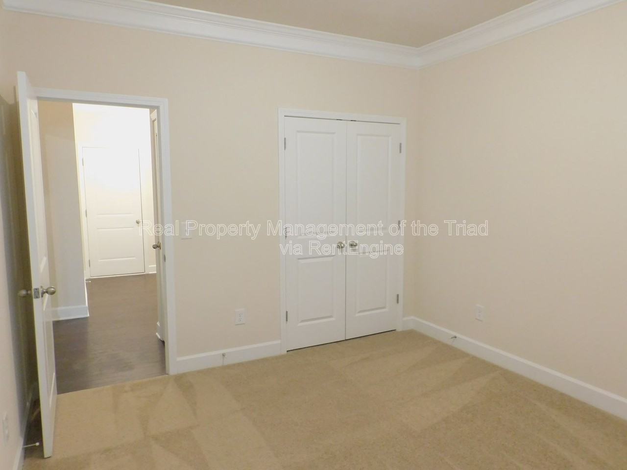 1427 Sawyer Ave - Photo 5 of 32