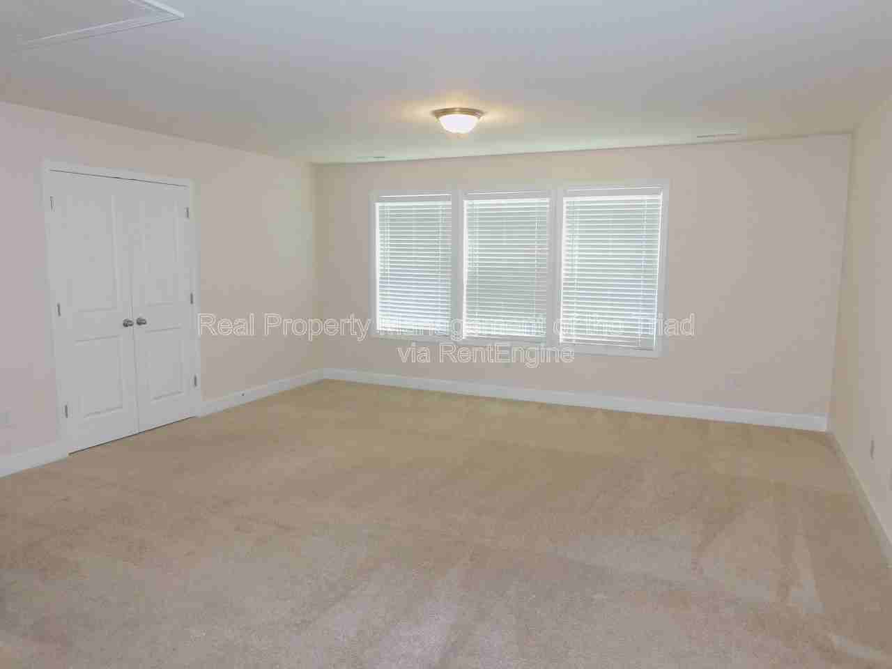 1427 Sawyer Ave - Photo 6 of 32