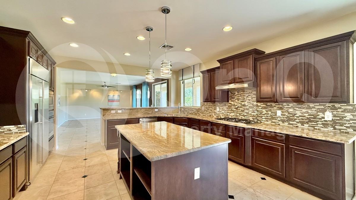301 W Hackberry Dr - Photo 4 of 30