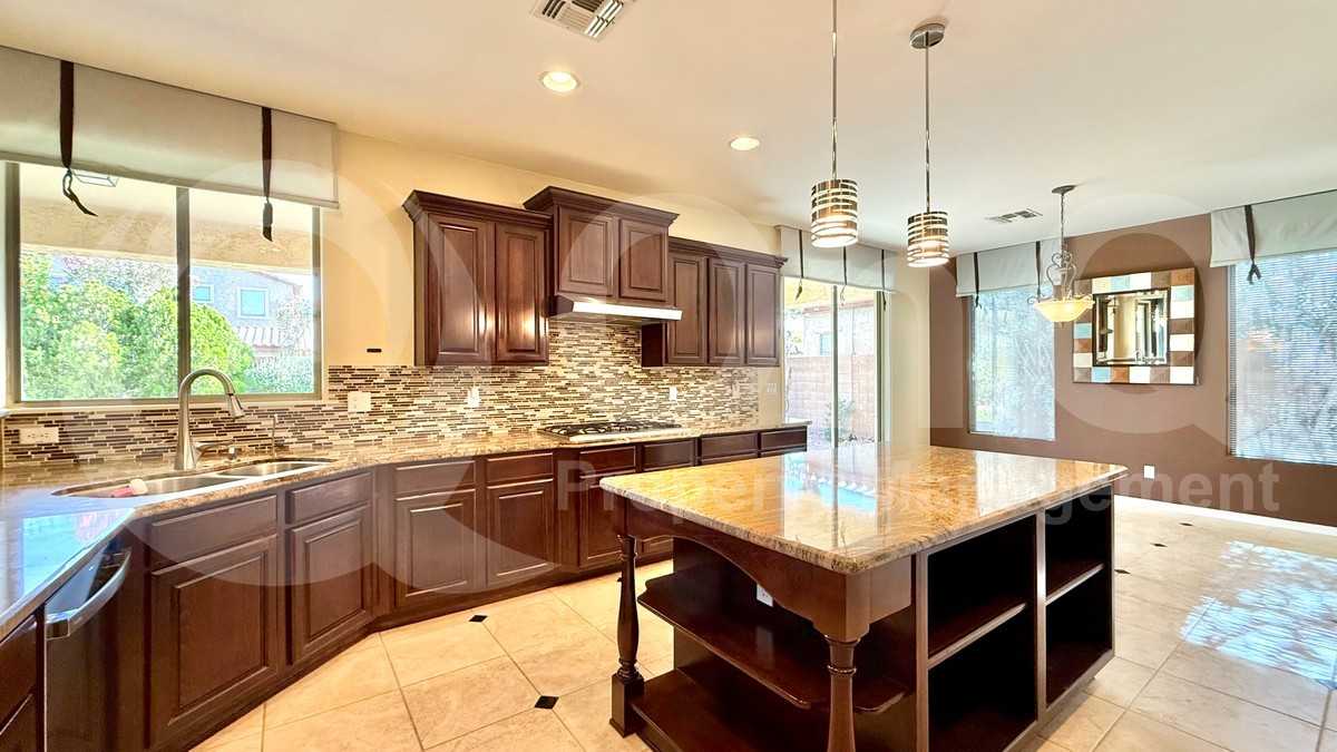 301 W Hackberry Dr - Photo 5 of 30
