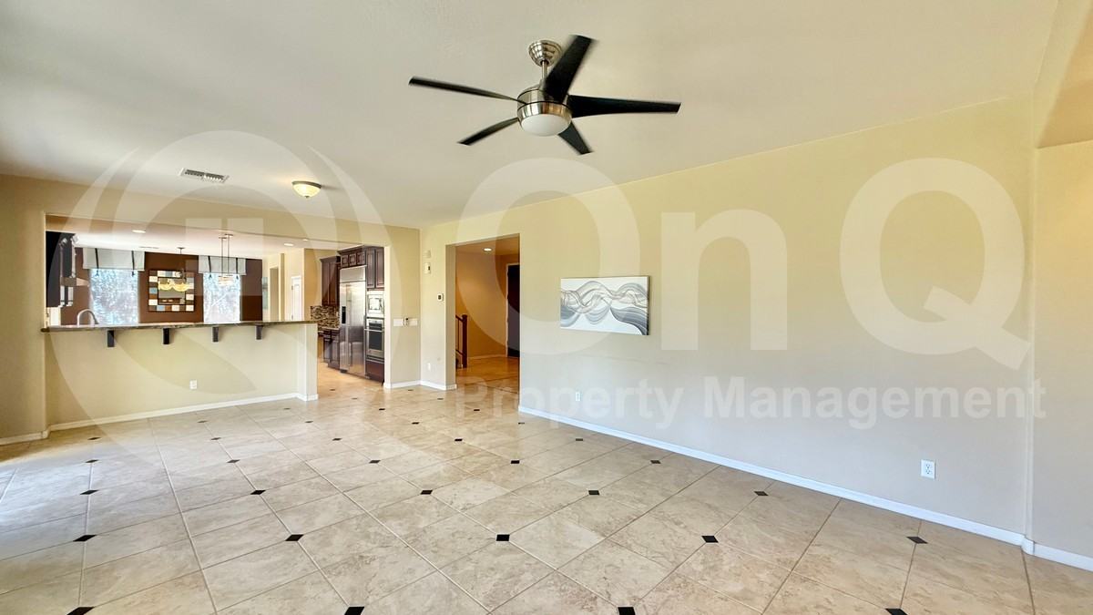 301 W Hackberry Dr - Photo 6 of 30
