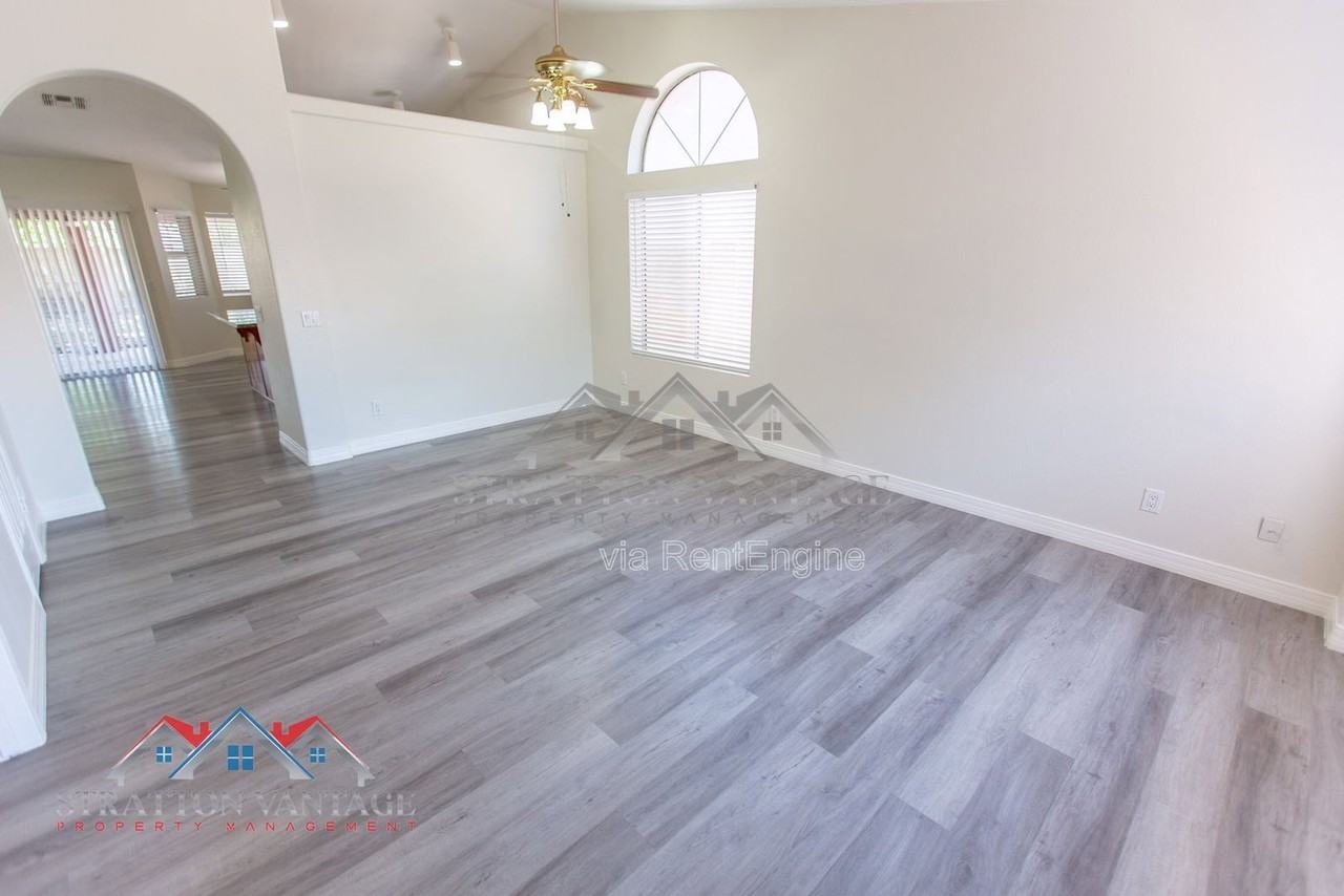 812 E Chicago St - Photo 7 of 50