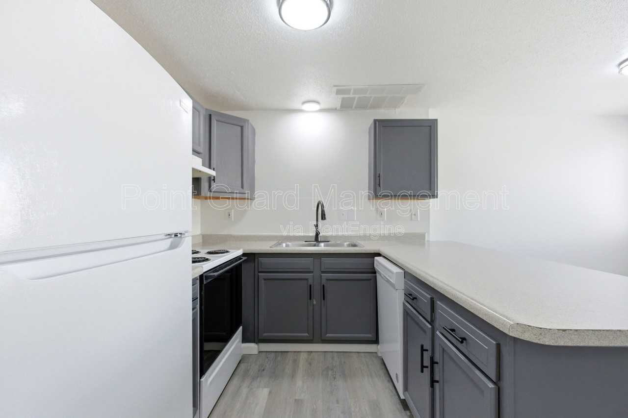 1940 S Cleveland Ave - Photo 5 of 27