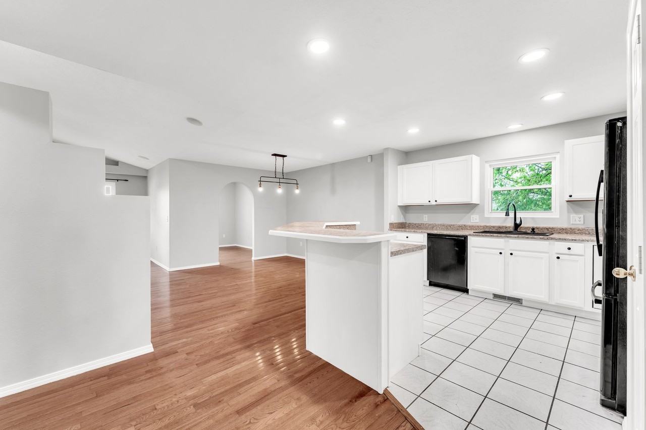 709 E Appleridge - Photo 5 of 39