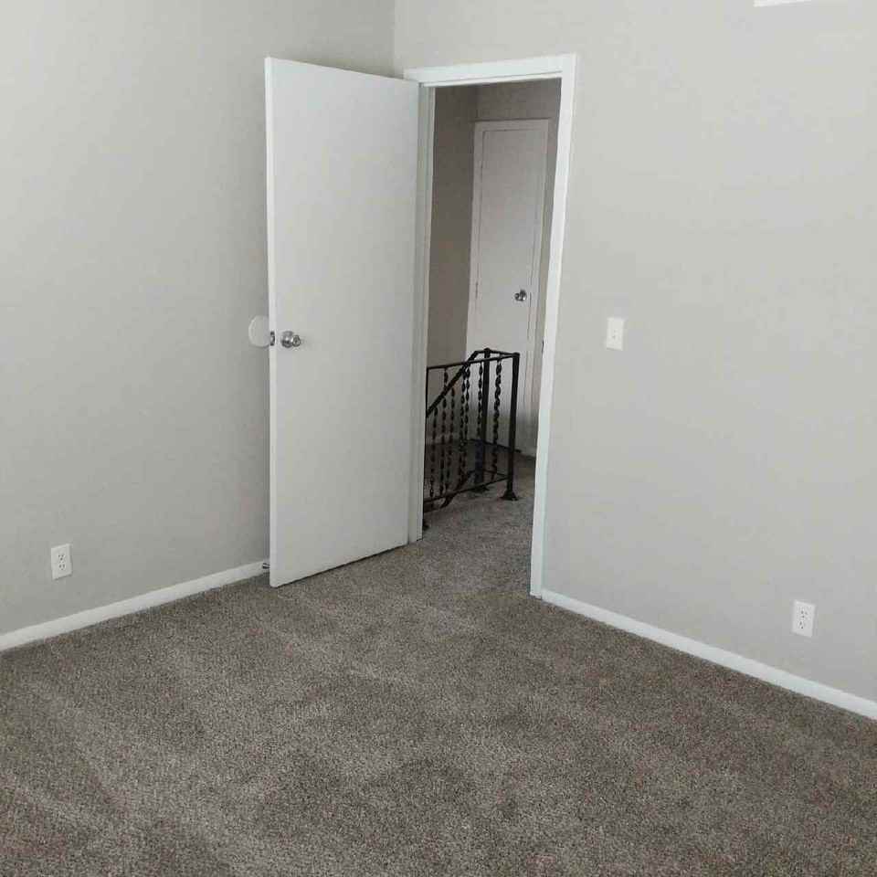 1063 Harold Dr #1 - Photo 3 of 9