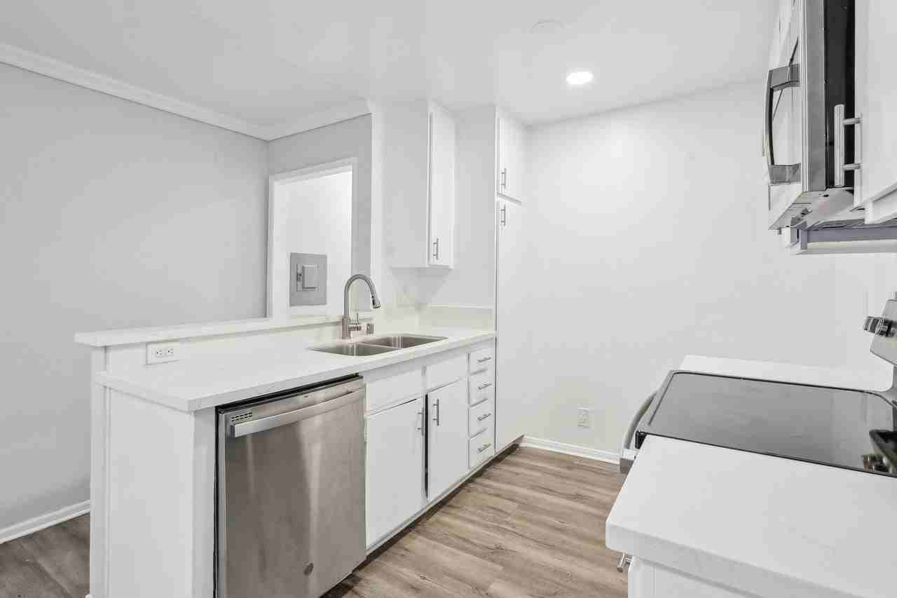 4444 Ensign Avenue - Photo 7 of 35