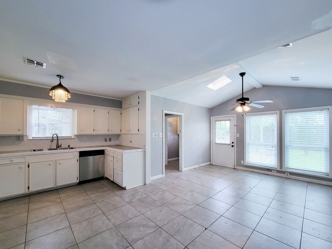 1110 Woods Dr - Photo 3 of 33