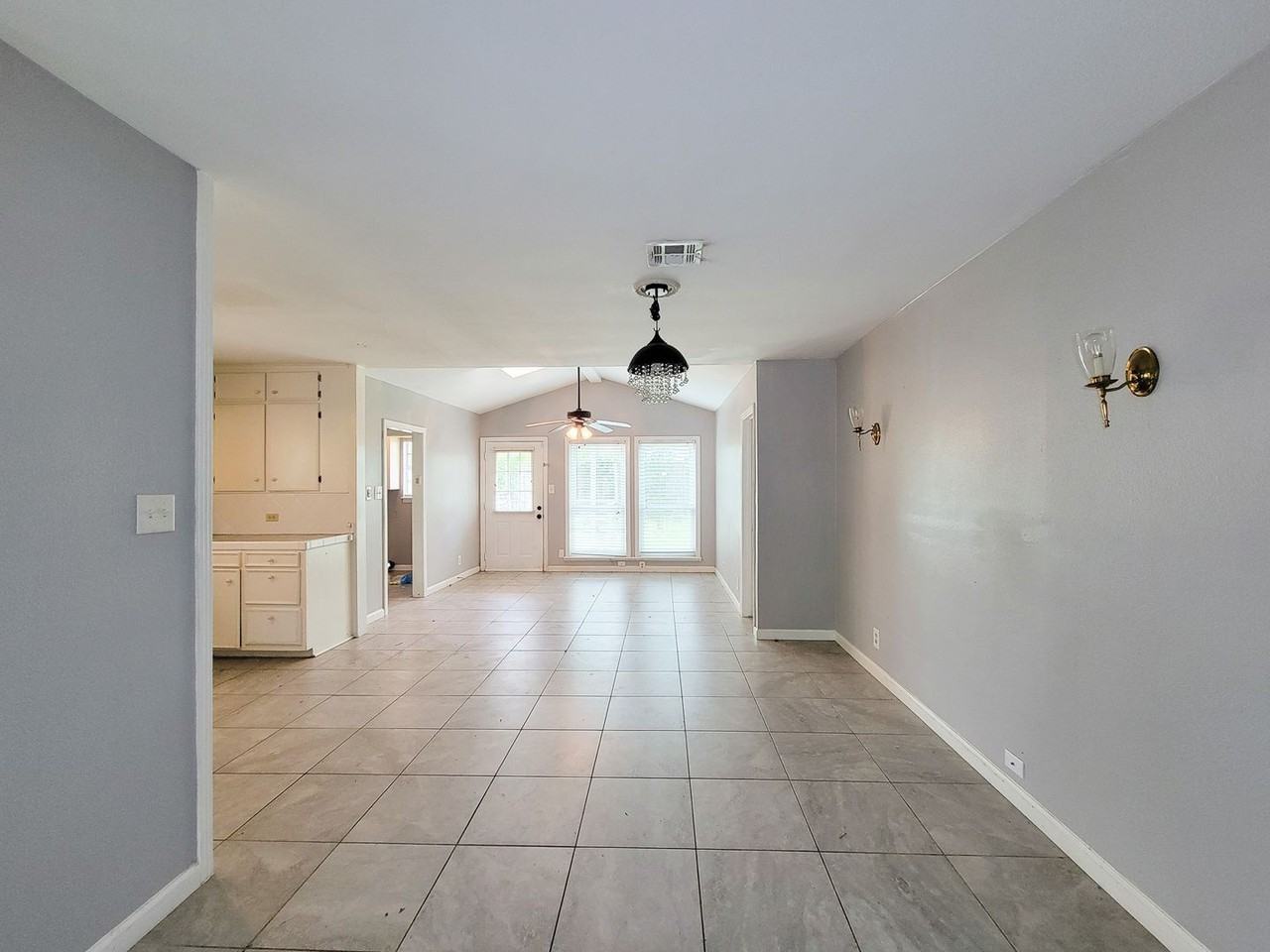 1110 Woods Dr - Photo 4 of 33