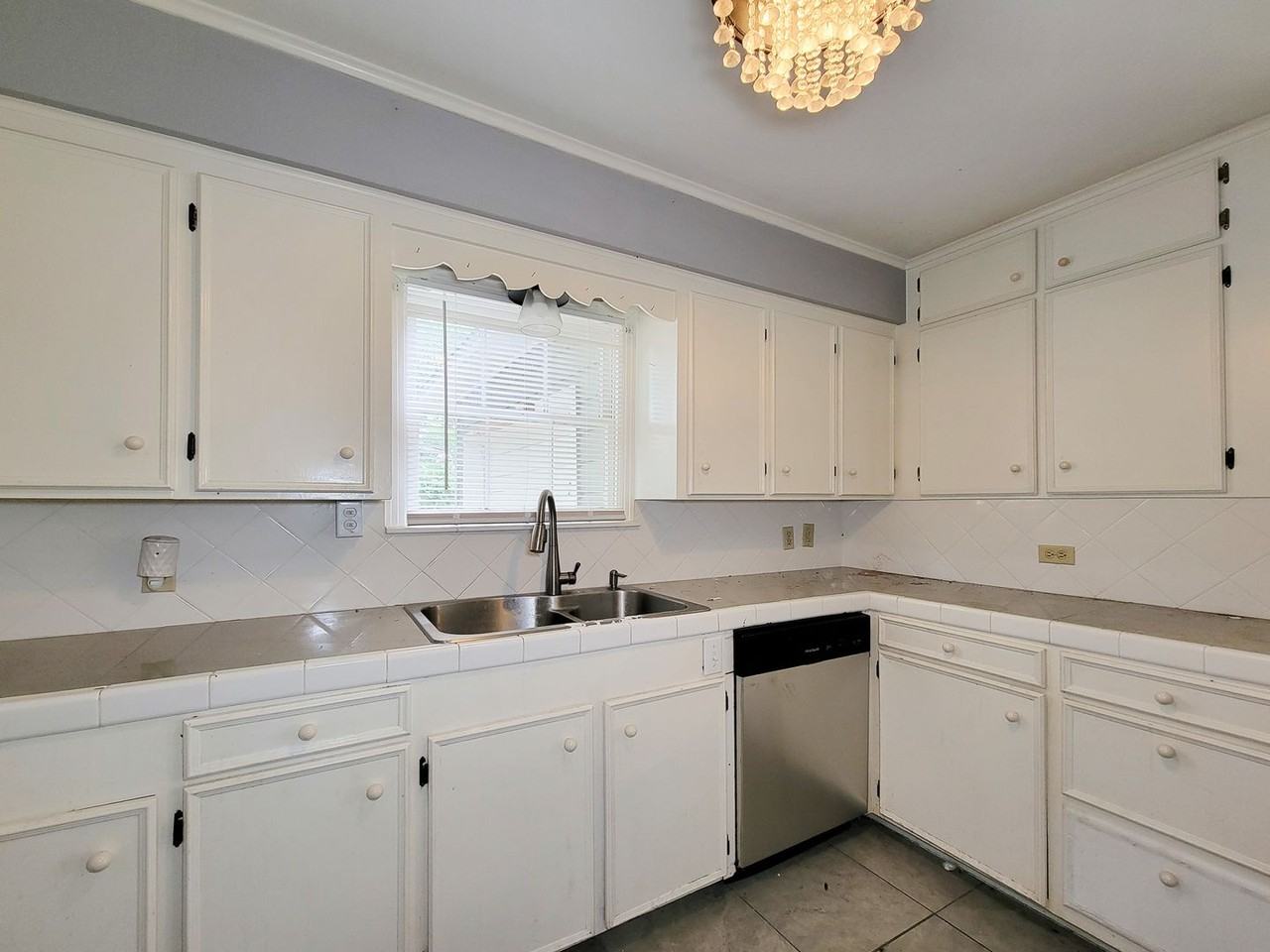 1110 Woods Dr - Photo 5 of 33