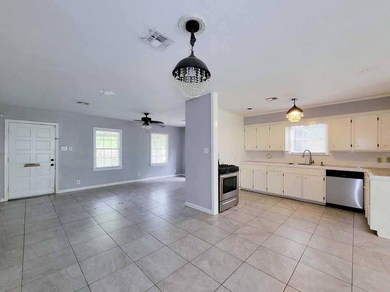 1110 Woods Dr - Photo 6 of 33