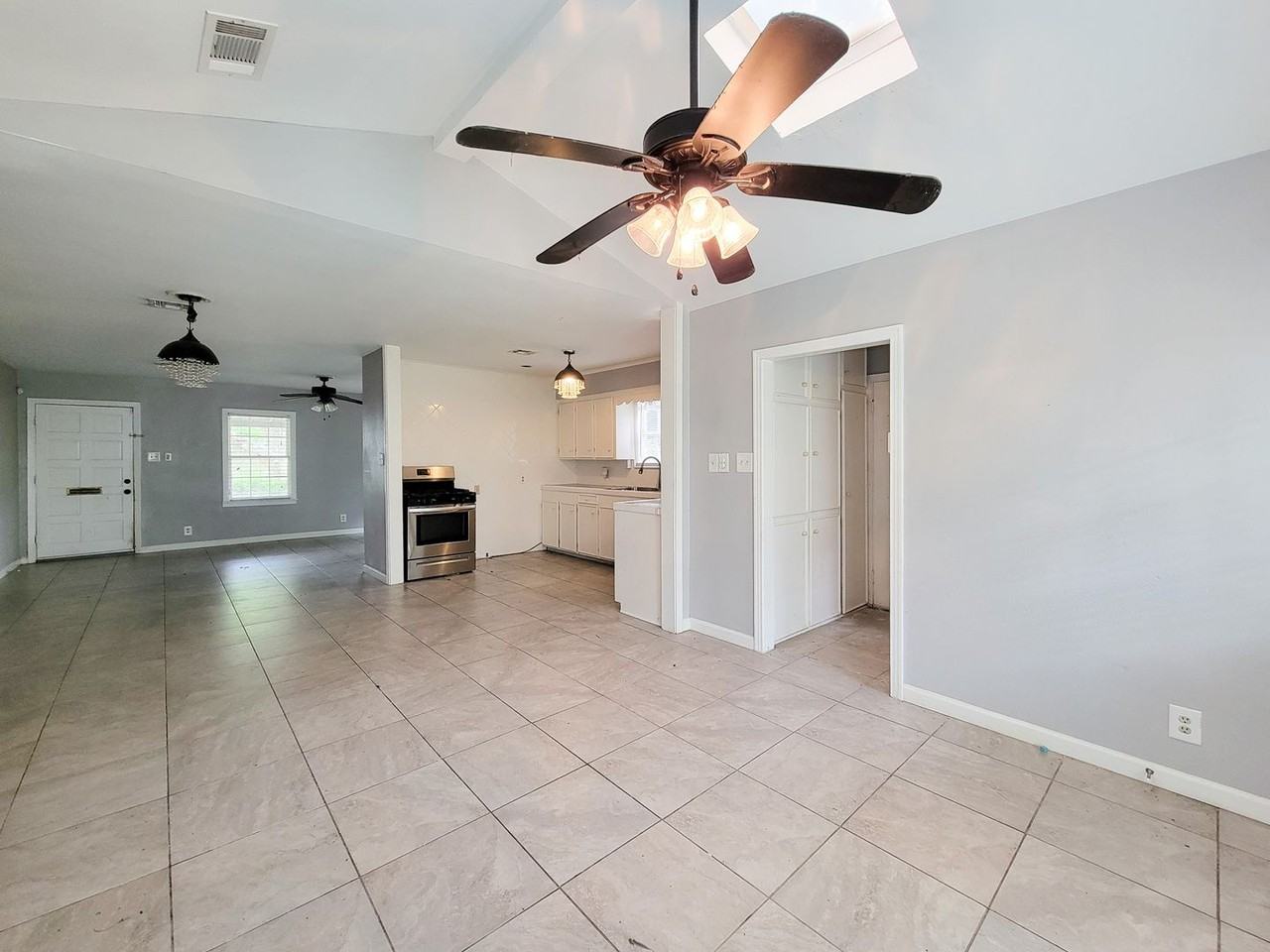 1110 Woods Dr - Photo 7 of 33