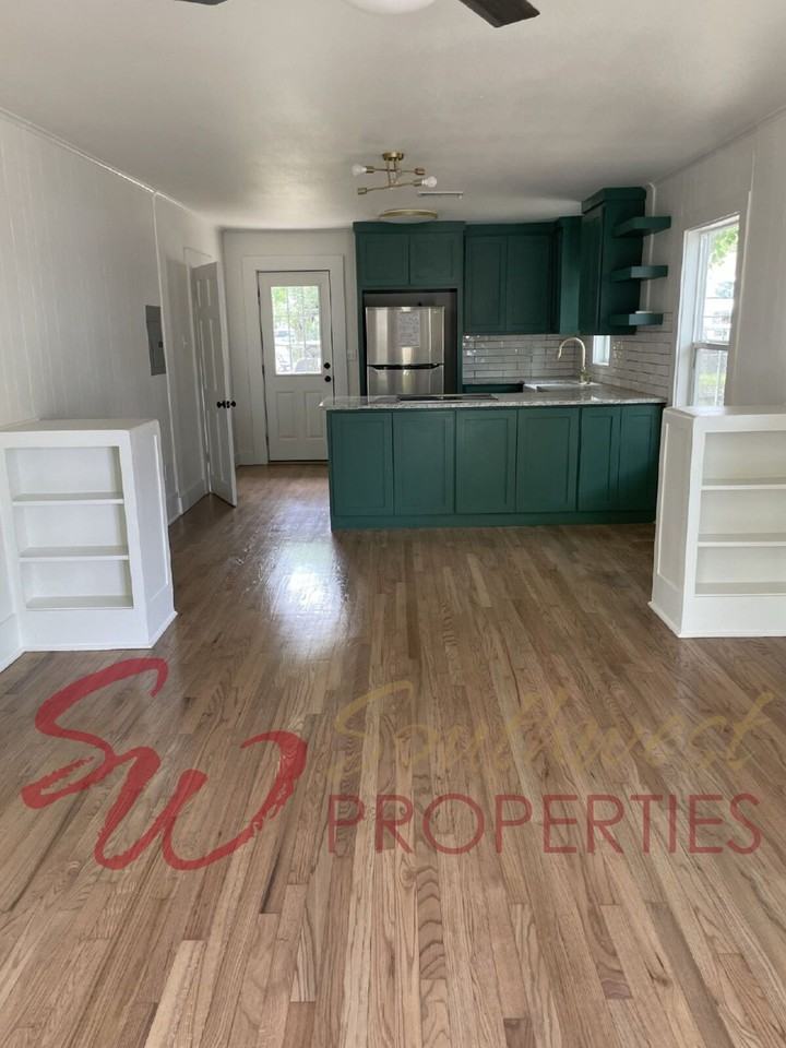 440 E College St - Photo 2 of 8