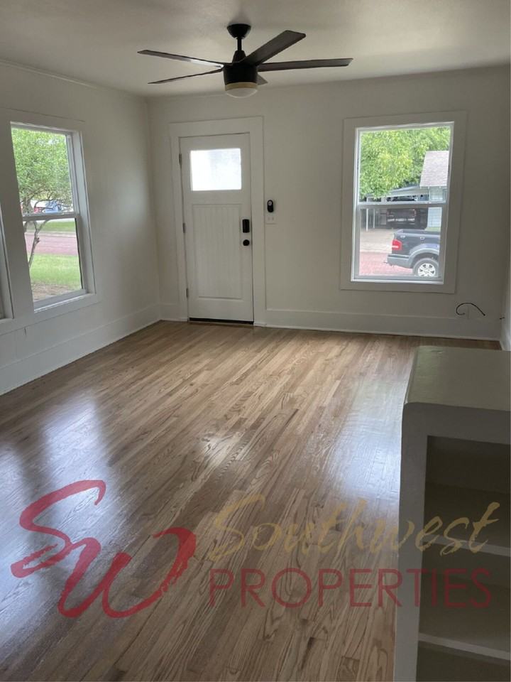 440 E College St - Photo 3 of 8