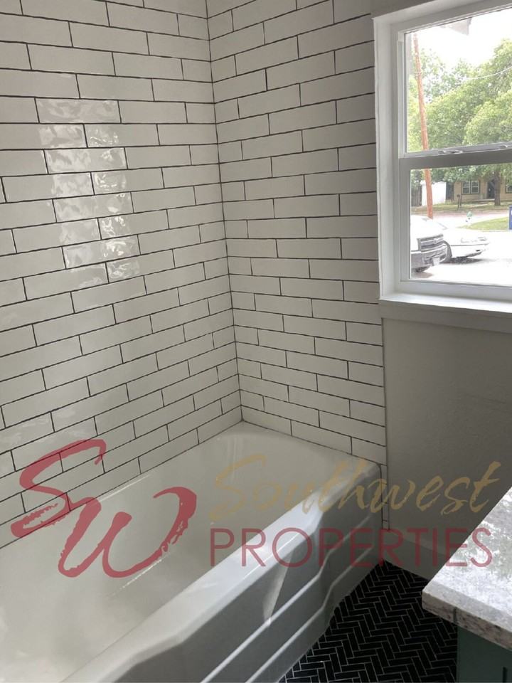440 E College St - Photo 5 of 8