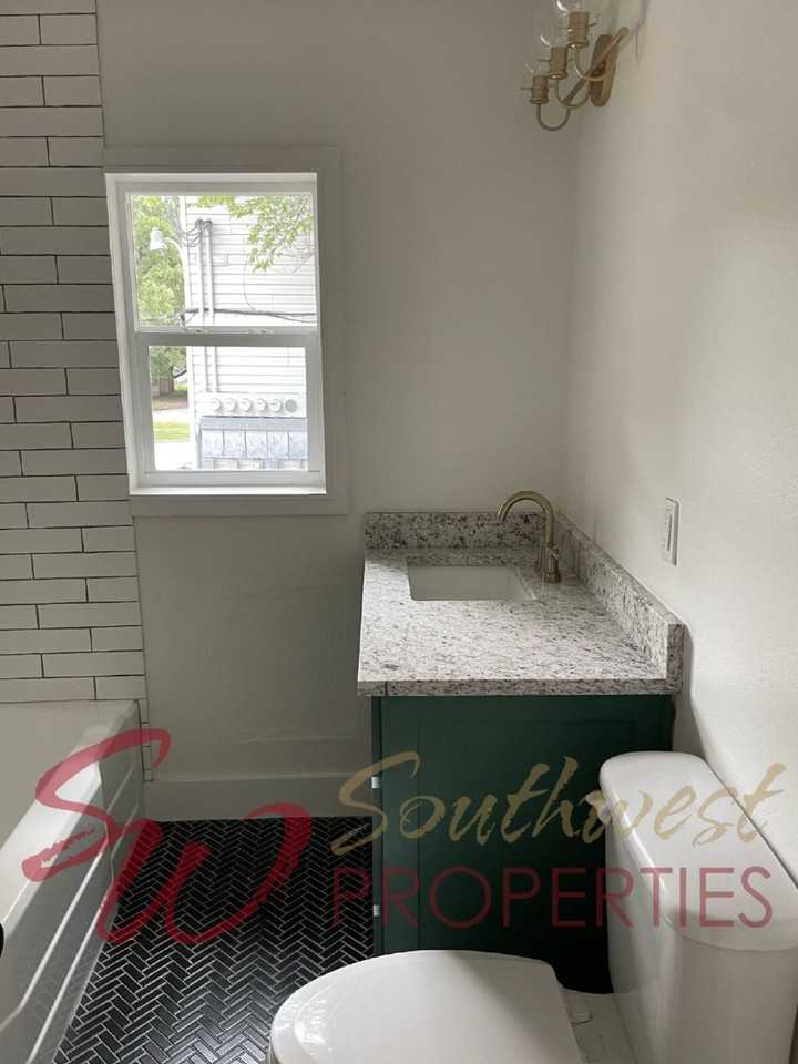 440 E College St - Photo 7 of 8