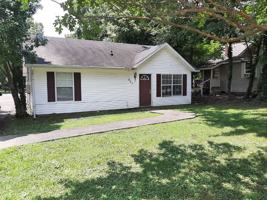 featured image of 923 W Oak - Butler's Oak #1