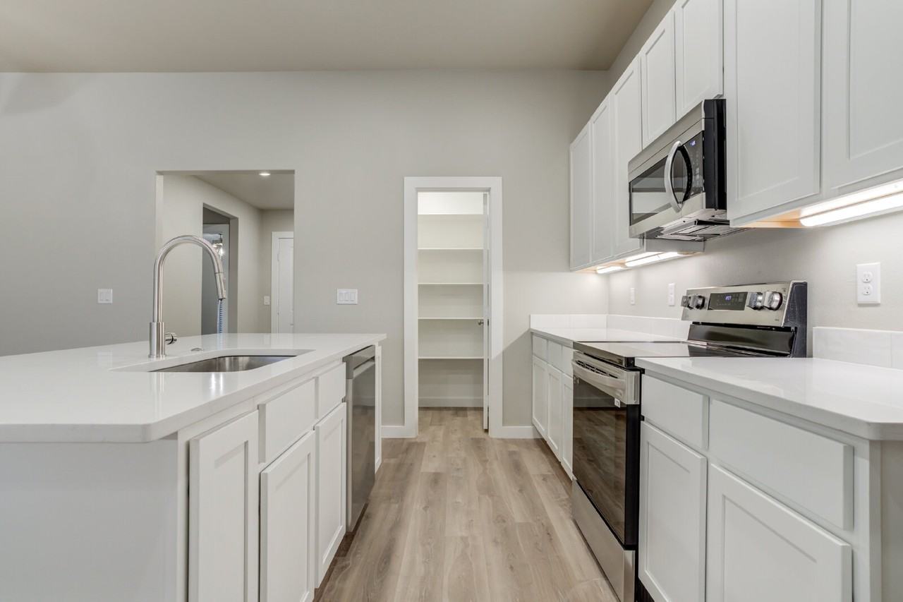 13213 Sherman Ave - Photo 6 of 26