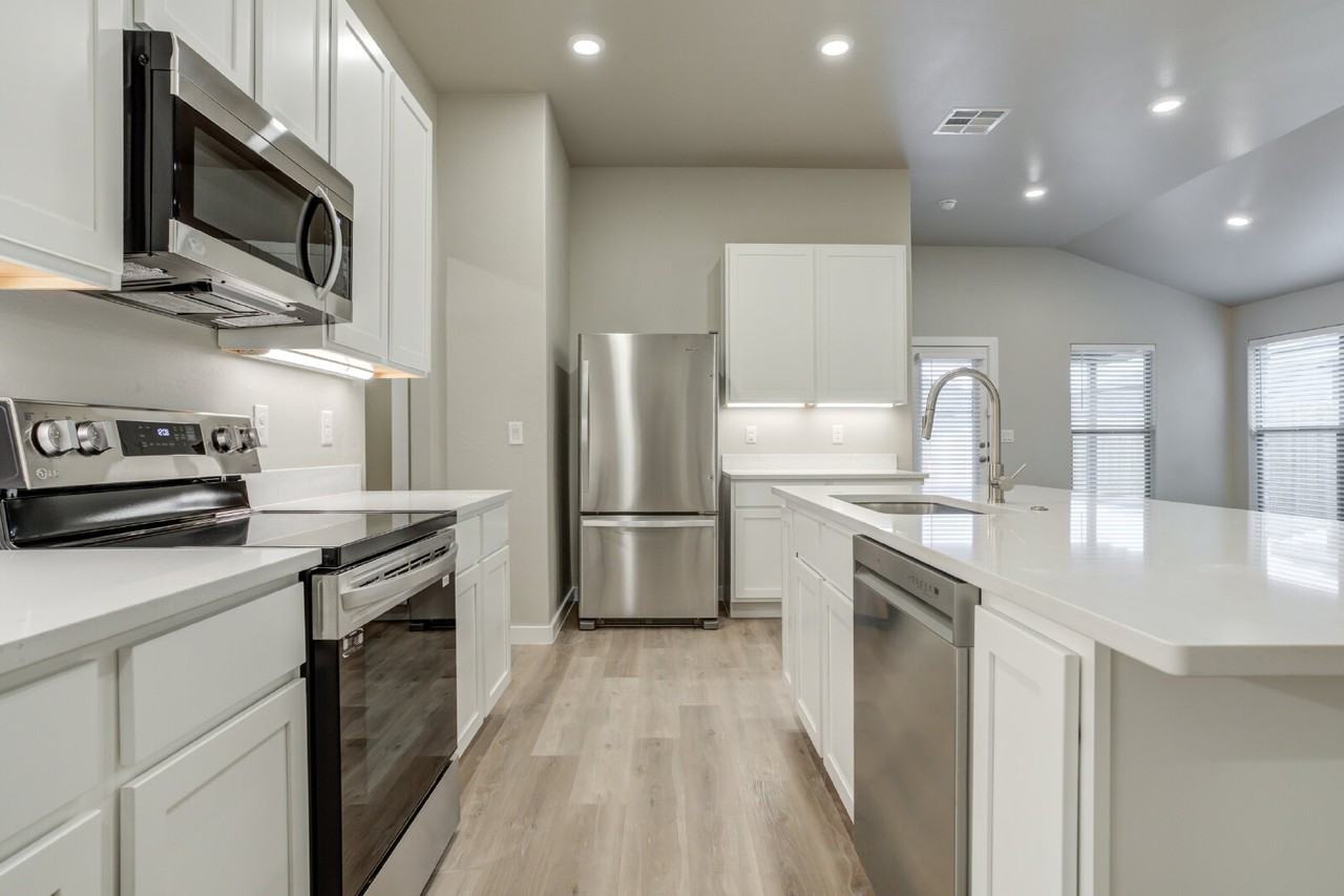 13213 Sherman Ave - Photo 7 of 26