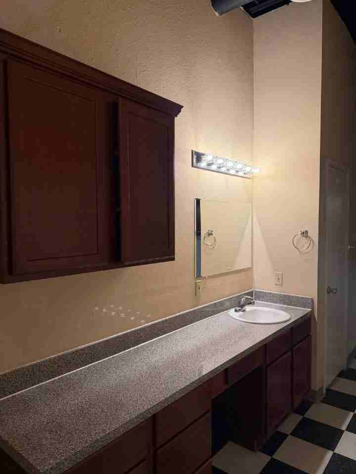 1414 Texas Ave Apt 7b - Photo 7 of 10