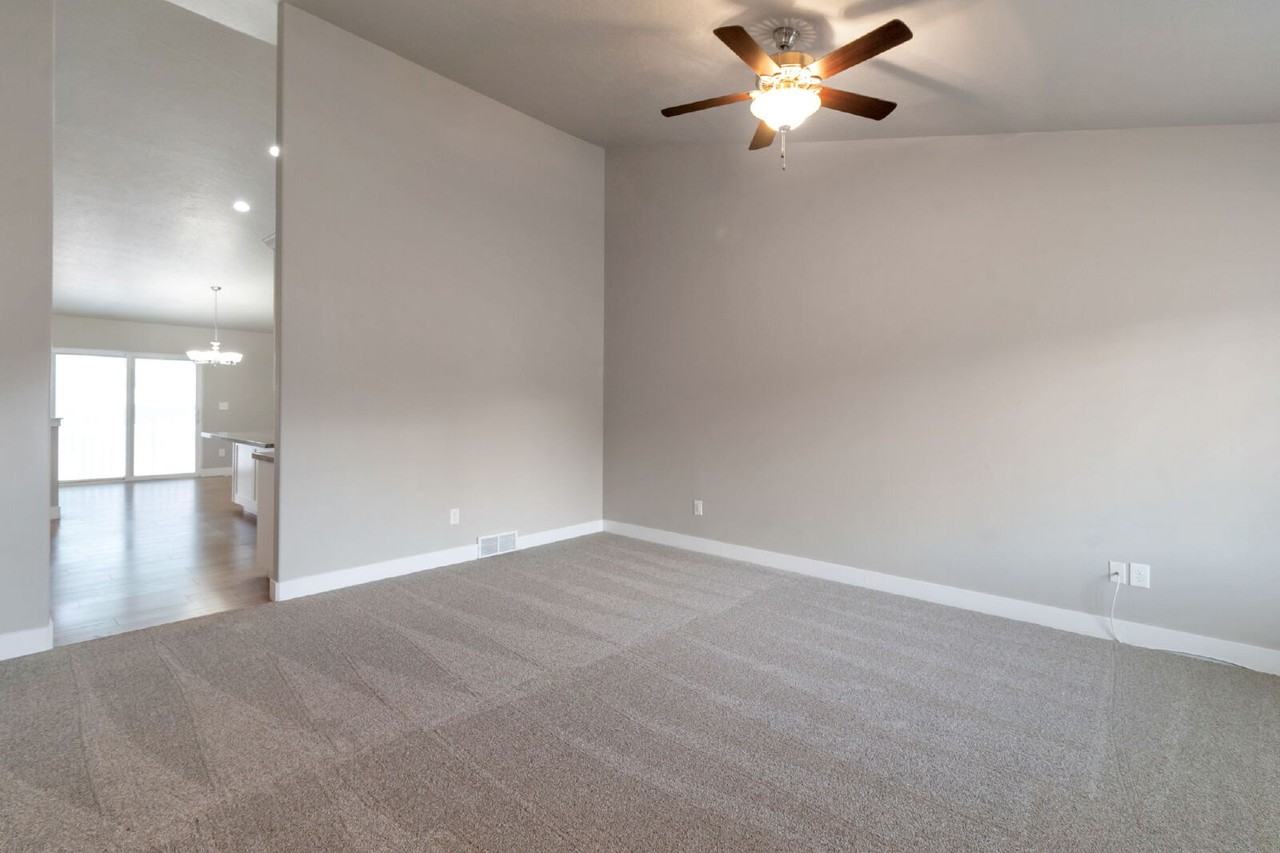 177 N 150 W - Photo 3 of 25