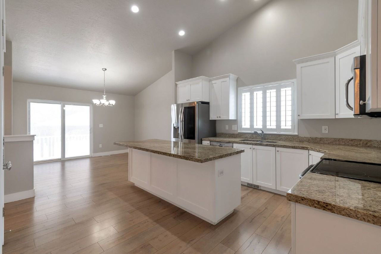 177 N 150 W - Photo 5 of 25