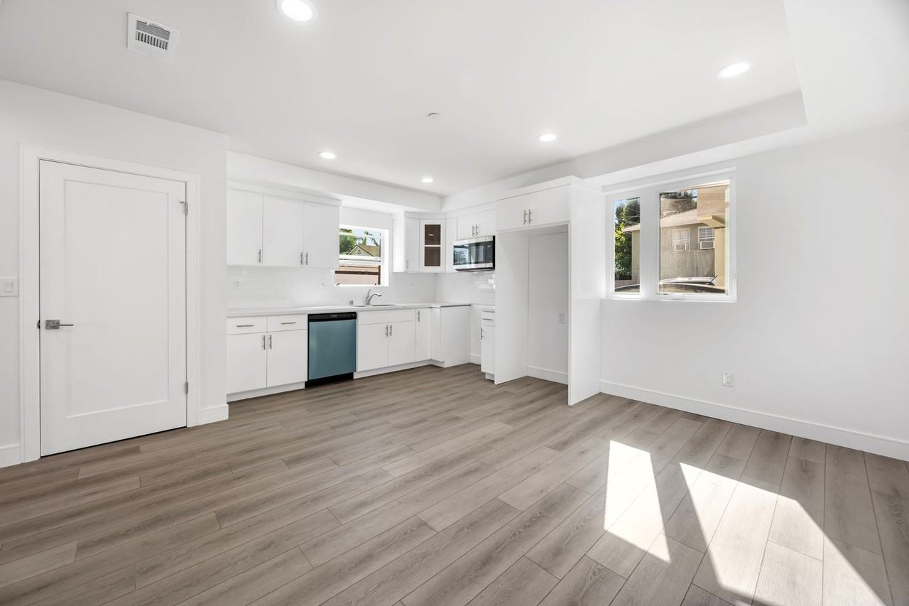 1158 W. 38th St - Photo 3 of 47