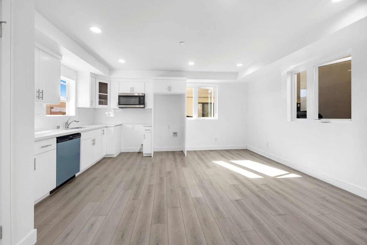 1158 W. 38th St - Photo 4 of 47
