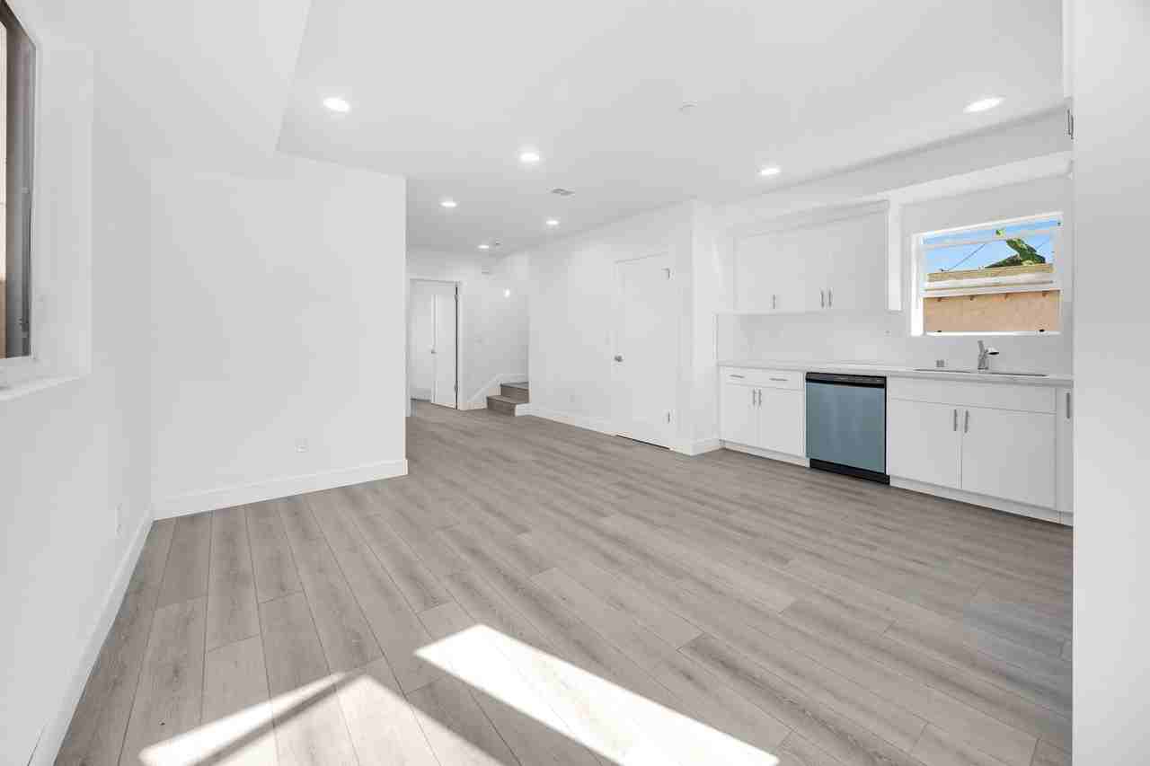1158 W. 38th St - Photo 5 of 47