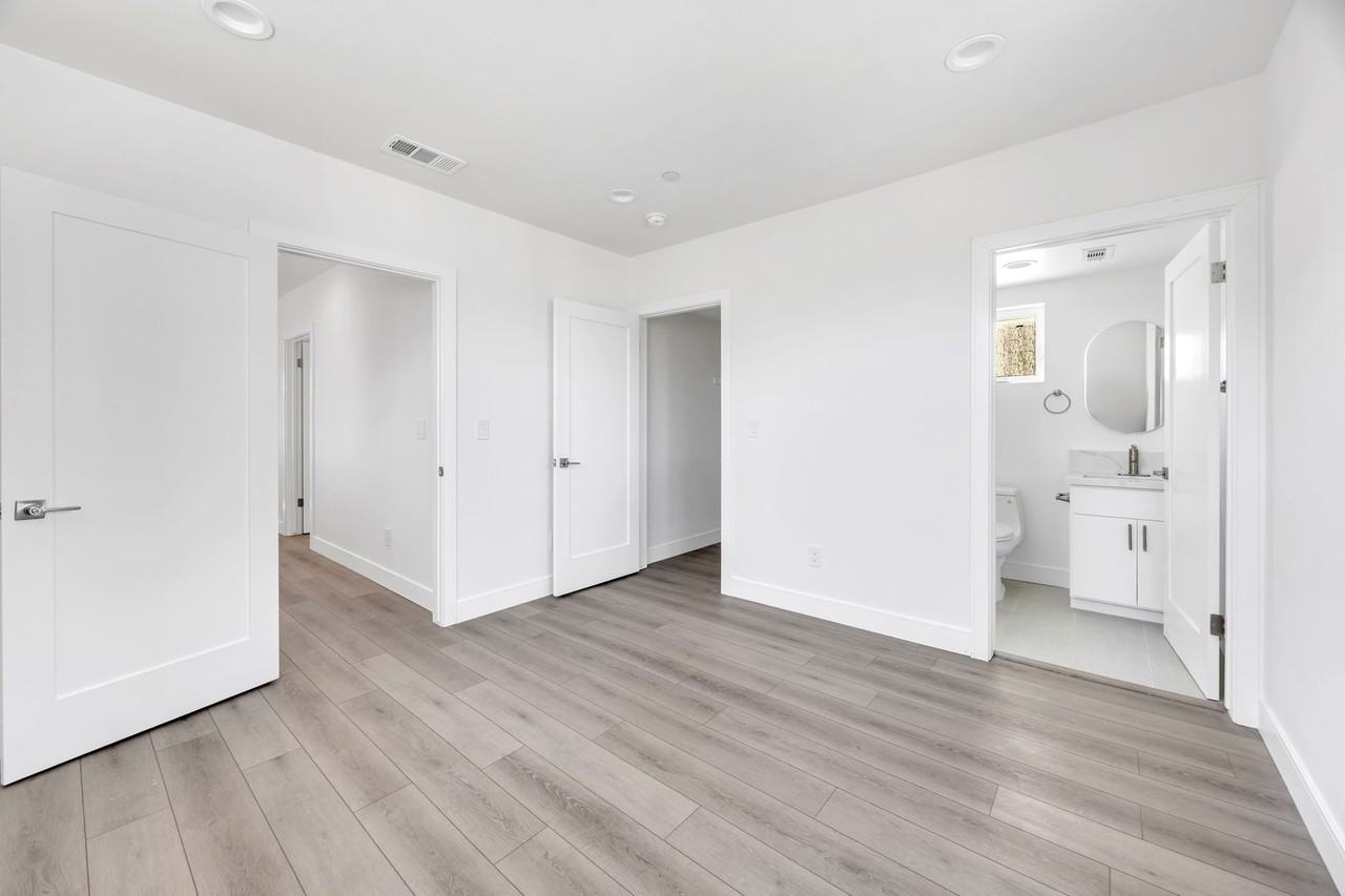 1158 W. 38th St - Photo 6 of 47